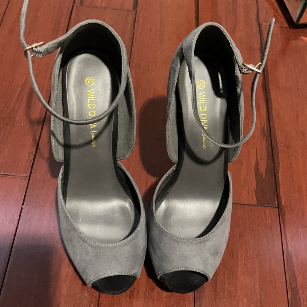 3 1/2 in. Black & grey high heels - Picture 3 of 6